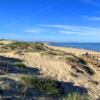 Het mooie strand van La Marina is dichtbij