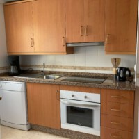 Volledig toegeruste keuken met koelkast, kookgelegenheid en vaatwasser