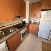 Volledig toegeruste keuken met koelkast, kookgelegenheid en vaatwasser