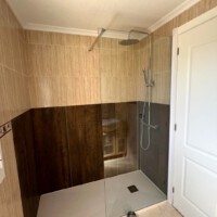 Moderne badkamer met regendouche en toilet