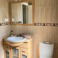 Moderne badkamer met regendouche en toilet