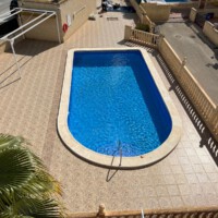 Zicht op het zwembad vanaf het zonneterras.