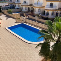 Zicht op het zwembad vanaf het zonneterras.